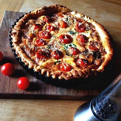 Śródziemnomorska tarta z łososiem