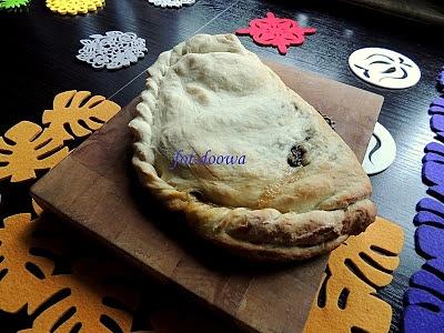 Calzone – włoski zawijany pieróg z pomidorami i ziołami