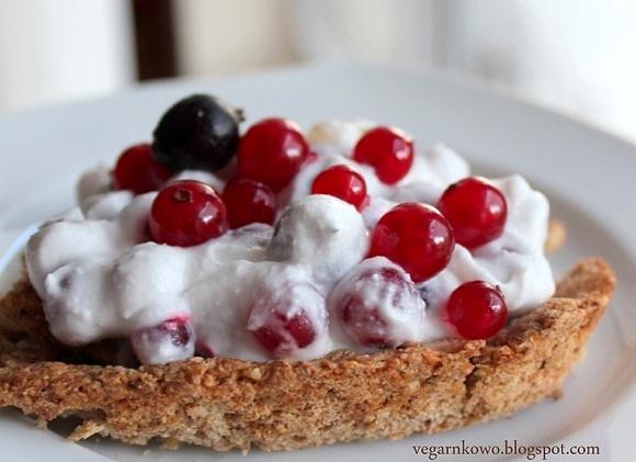 Tarta migdałowo-orkiszowa z porzeczkami bez tłuszczu, jajek i mleka