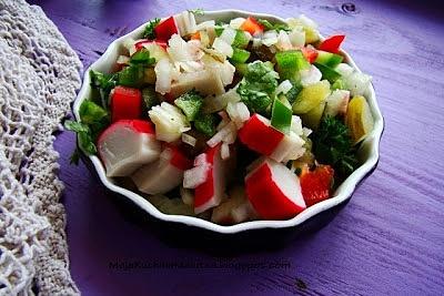 Sałatka z surimi i ogórków małosolnych