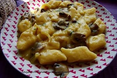 Kopytka w sosie pieczarkowo-śmietanowym