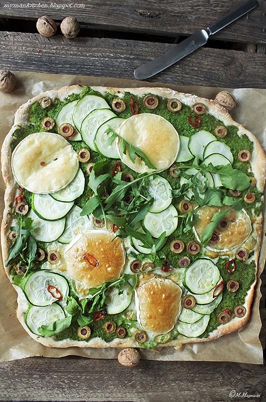 Pizza z brokułowym pesto, cukinią i camembertem