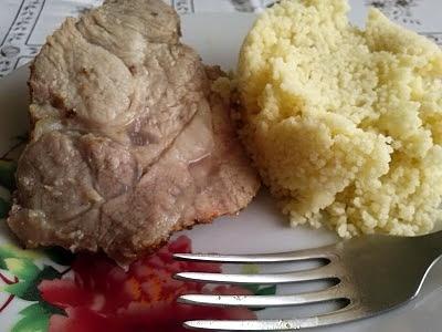 Pieczona karkówka z ziołami i kaszą kuskus