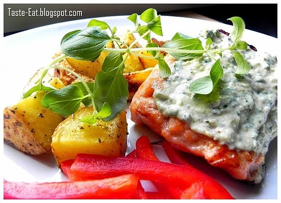 Łosoś w kremie z oregano i sezamu z pieczonymi ziemniakami