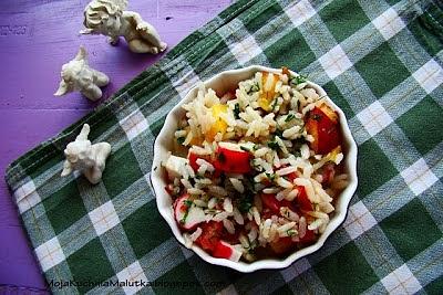 Sałatka ryżowa z nektarynkami i surimi