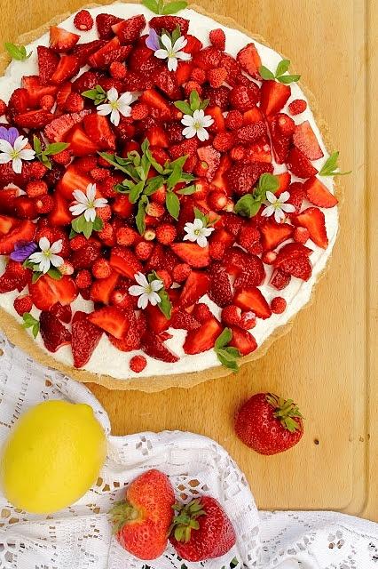 Tarta sernikowa z lemon curd i owocami lata