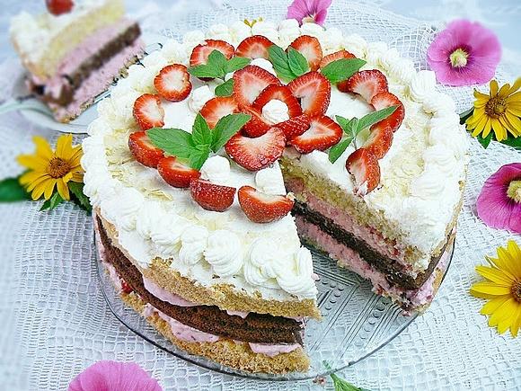 Biało czarny truskawkowy torcik letni