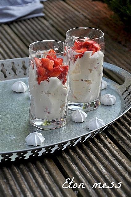 Eton mess - przepis na sezonowy deser z truskawkami i śmietaną