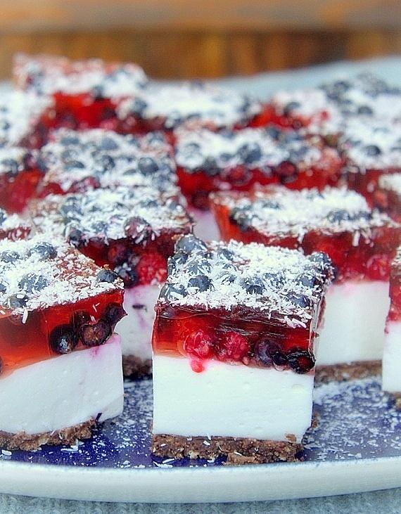 Ciasto z pianką jogurtowo kokosową i galaretką