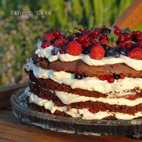 Czekoladowy tort śmietanowy z owocami