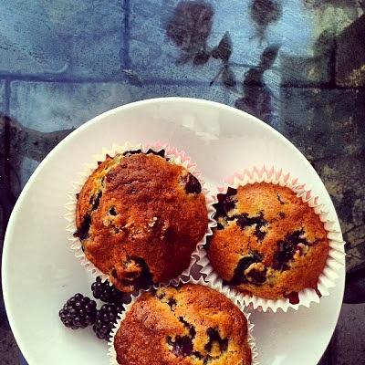 Muffiny jogurtowe z jagodami i jeżynami