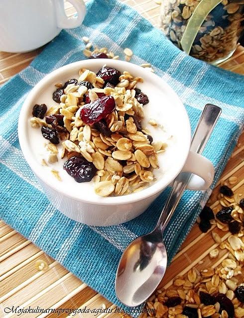 Granola domowa z rodzynkami i żurawiną na śniadanie