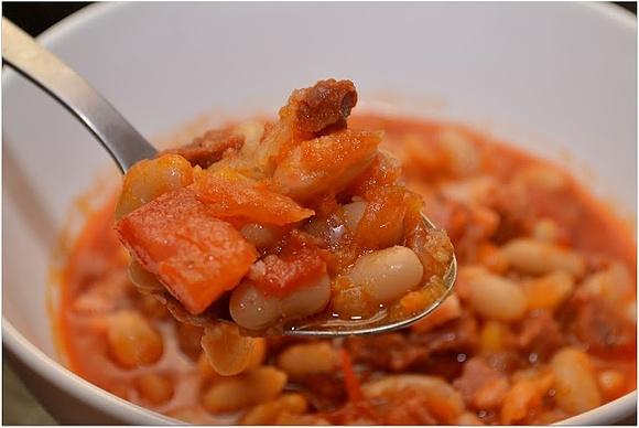 Fabada - tradycyjne hiszpańskie danie z fasoli i chorizo