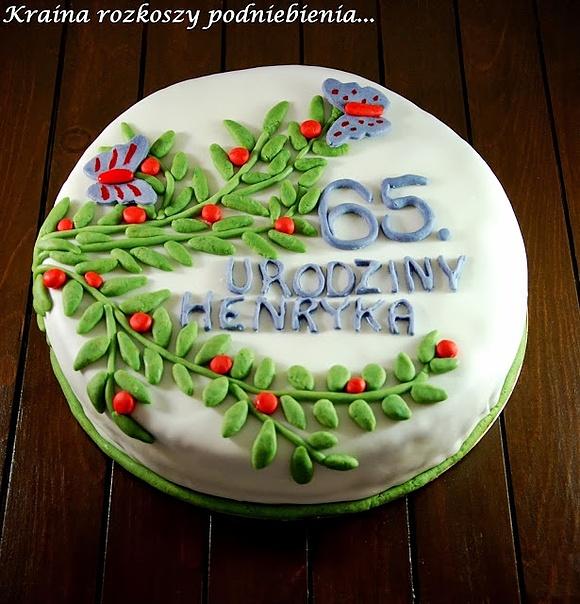 Tort na 65. urodziny z gałązkami i motylami.