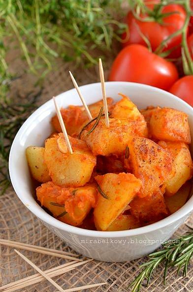 Patatas bravas - hiszpańska przekąska z ziemniaków i sosem pomidorowym