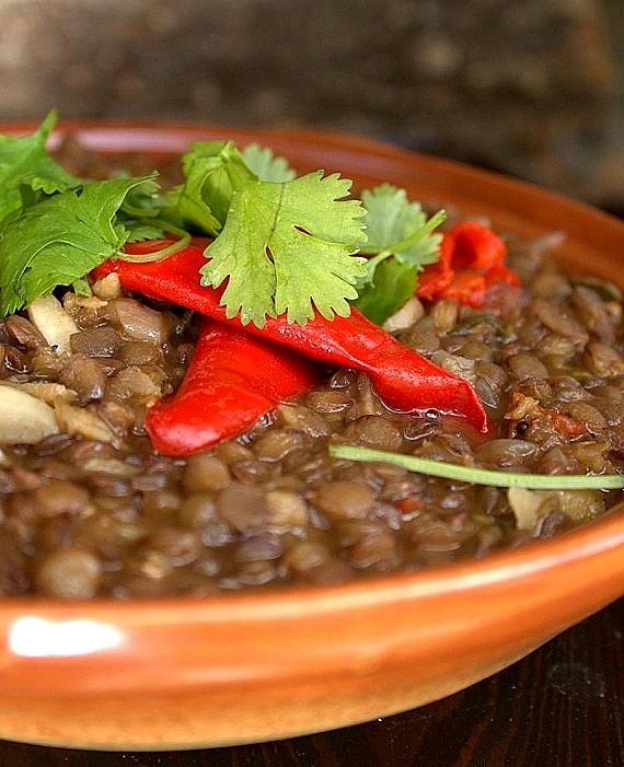 Wegetariańskie curry Dahl z zielonej soczewicy