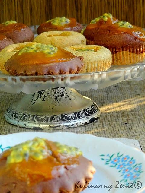 Muffinki czekoladowe z kremem brzoskwiniowym i marakują