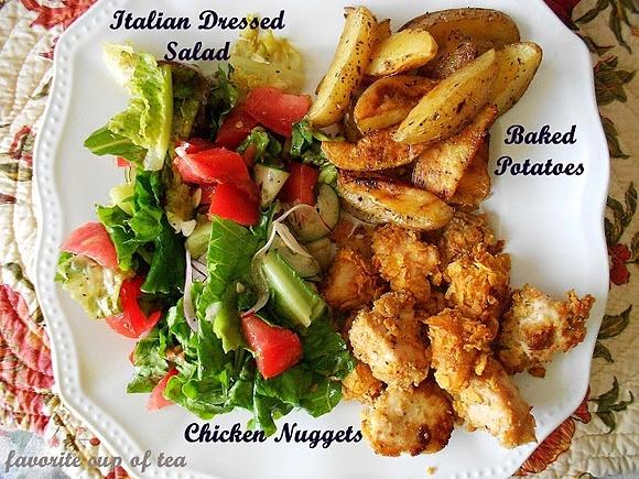 Homemade Chicken Nuggets z pieczonymi ziemniakami i sałatką