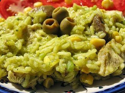 Paella z kurczakiem, grzybami i oliwkami - przepis na smakowite danie