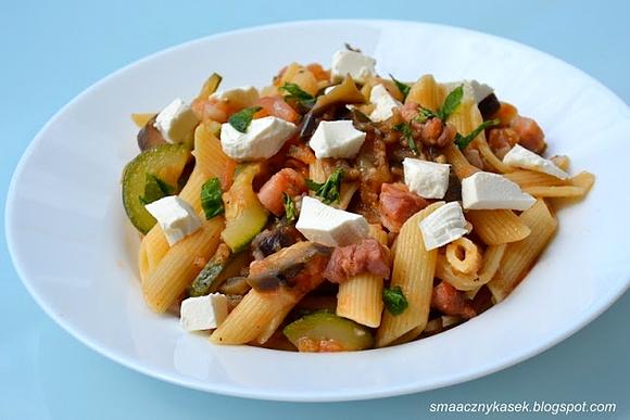 Pasta z bakłażanem, cukinią, pomidorami i serem feta