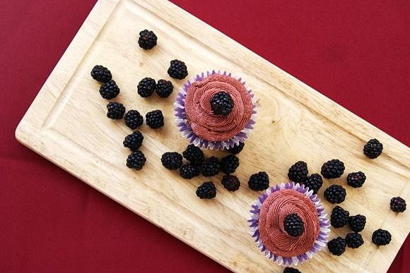 Muffinki z jeżynowym kremem i świeżymi jeżynami