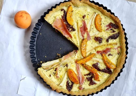 Tarta krucha z suszonymi pomidorami, szynką serrano, pieczoną pietruszką i morelami