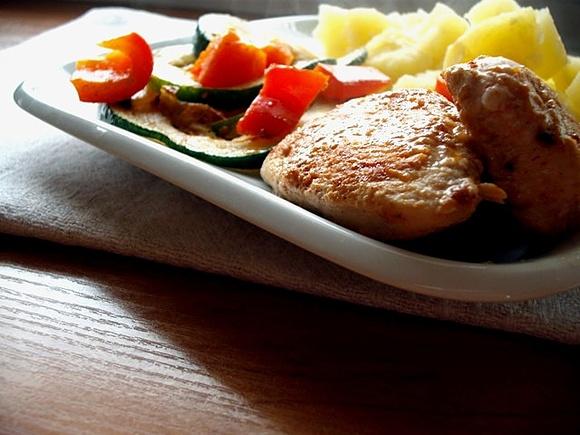 Cukinia z czosnkiem i sosu sojowym - przepis na smaczną marynatę mięsa
