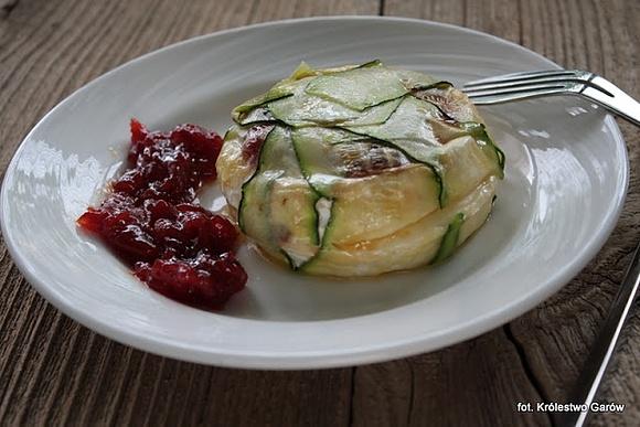 Zapiekany camembert z cukinią i suszonymi pomidorami