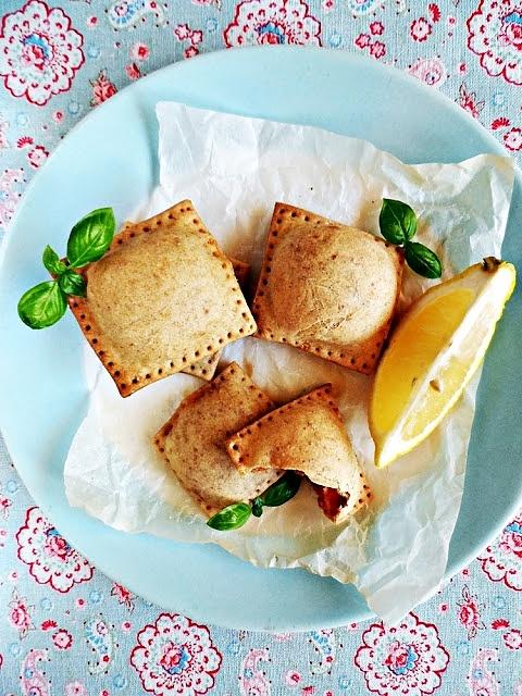 Pieczone pierogi z pomidorami i mozzarellą