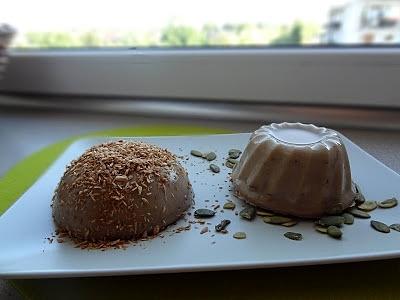 Kawowo-bananowe puddingi z kaszy manny nadziewane kakaową ricottą i czekoladą