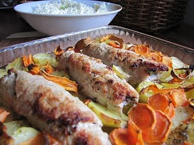 Zrazy wieprzowe z ogórkiem kiszonym pieczone z warzywami