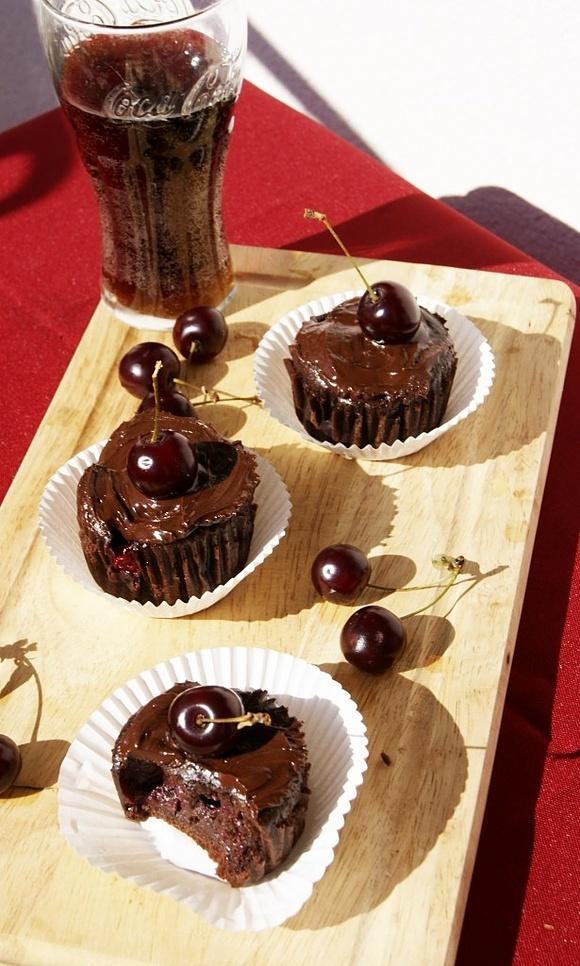 Muffinki z coca colą i wiśniami