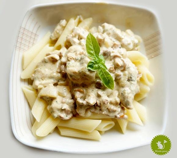 Penne z kurkami i kurczakiem w kremowym sosie