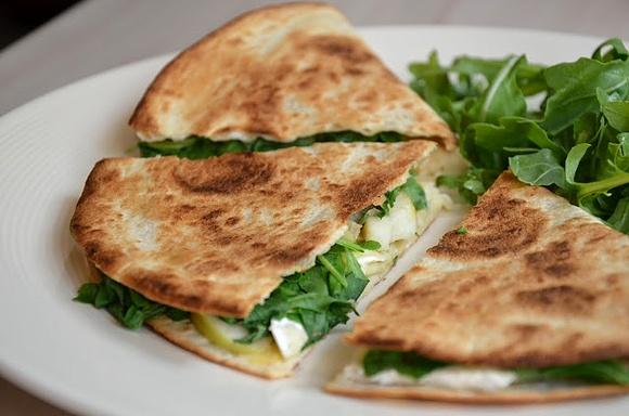 Quesadilla z Brie, jabłkiem i rukolą