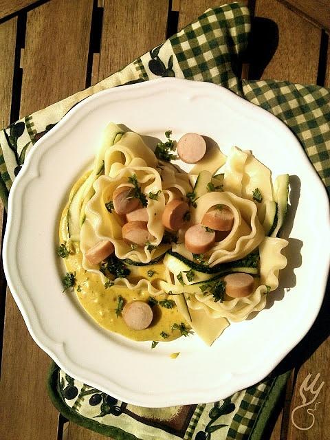 Makaronowe curry z cukinią i parówkami