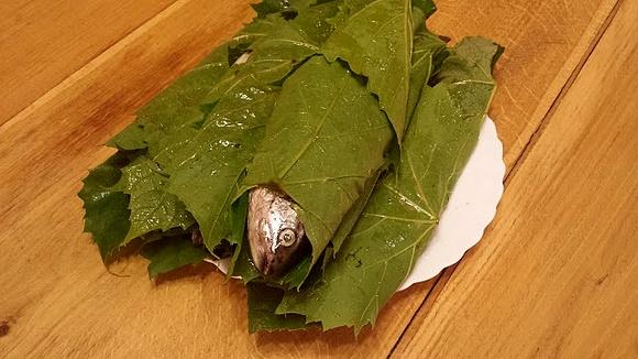 Pstrąg grillowany w liściach winogron