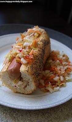 Sojowy hot dog z wiosenną surówką