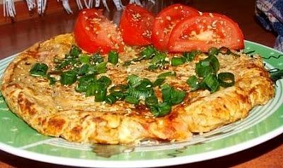 Omlet żytni z pomidorem serem i szczypiorkiem