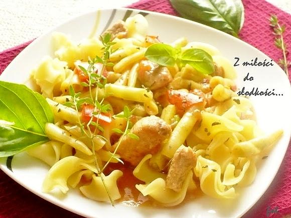 Tagliatelle z fasolką szparagową, szynką i pomidorami