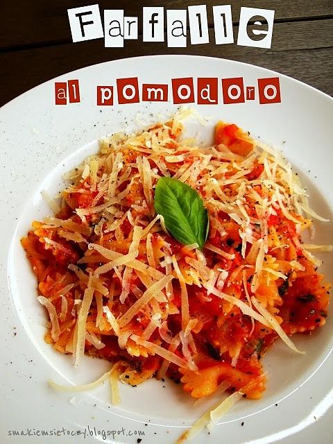 Farfalle w sosie pomidorowym