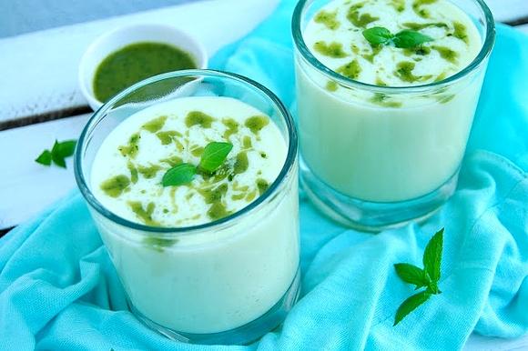 Melonowe gazpacho z bazyliowo-miętową oliwą