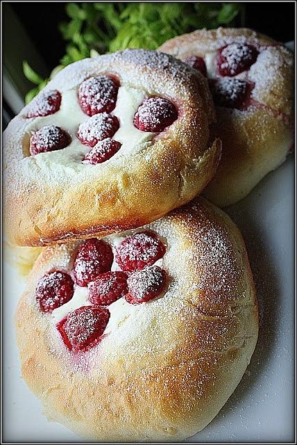 Drożdżówki ziemniaczane z serem i malinami