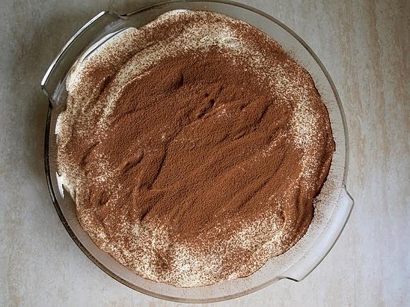 Tiramisu z amaretto w okrągłej formie, lekkie i szybkie