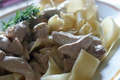 Paski z polędwiczek wieprzowych w sosie śmietanowym z rozmarynowym tagliatelle