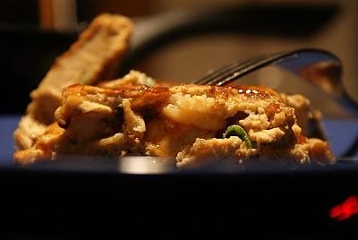 Omlet po chińsku z krewetkami kurczakiem i słodkim sosem chilli