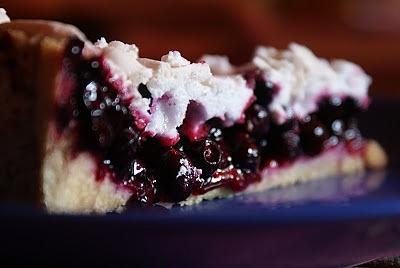 Tarta razowa z czarną porzeczką i bezą