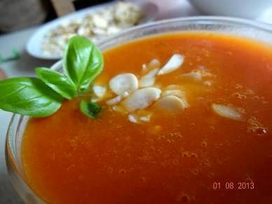 Krem z pomidorów z mozzarellą i migdałami