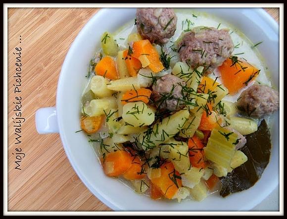 Zupa z młodej fasolki szparagowej z klopsikami