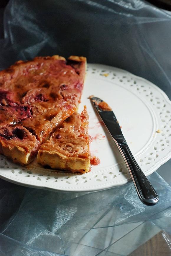 Tarta z morelami i śliwkami w karmelowym kremie