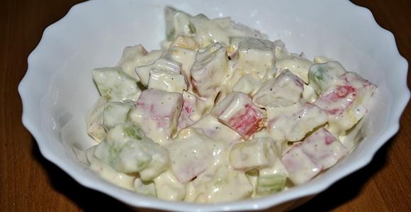 Sałatka z surimi, ogórkiem i jajkami